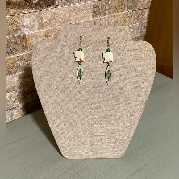 🌟2/$20 🍃🐘Elephant Leaf Drop Earrings - Picture 3 of 4
